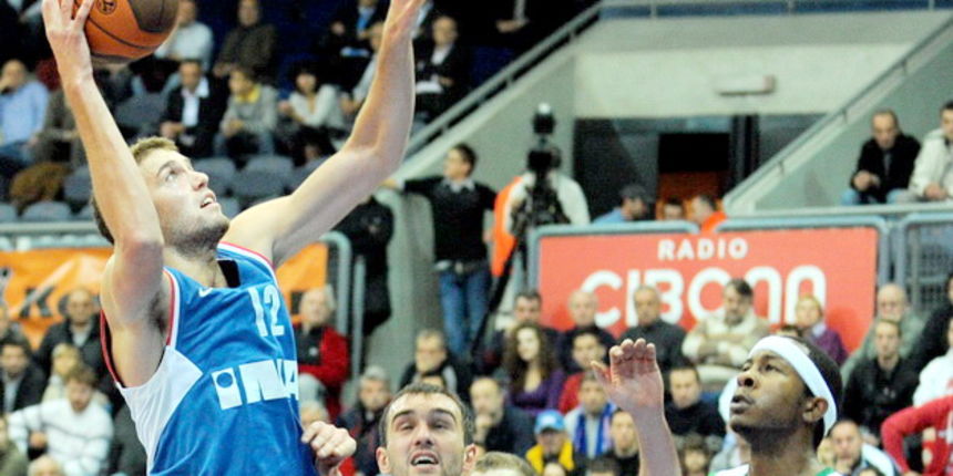 Zagreb, 111109. Kosarkaski centar Drazen Petrovic, Euroleague, 4. kolo, susret ekipa KK Cibona i Zalgiris. Na slici: Luksa Andric 12, Mirza Begic 15, Travis Waston 35. Foto: Damir Krajac / CROPIX Zagreb, 111109. Kosarkaski centar Drazen Petrovic, Euroleague, 4. kolo, susret ekipa KK Cibona i Zalgiris. Na slici: Luksa Andric 12, Mirza Begic 15, Travis Waston 35. Foto: Damir Krajac / CROPIX