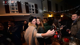 Tisuće Zadrana uživalo na krcatom Narodnom trgu i Tgu Petra Zoranića uz Tomislava Bralića i klapu Intrade Tisuće Zadrana uživalo na krcatom Narodnom trgu i Tgu Petra Zoranića uz Tomislava Bralića i klapu Intrade