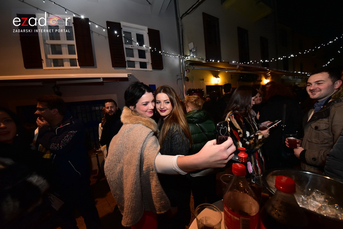 Tisuće Zadrana uživalo na krcatom Narodnom trgu i Tgu Petra Zoranića uz Tomislava Bralića i klapu Intrade Tisuće Zadrana uživalo na krcatom Narodnom trgu i Tgu Petra Zoranića uz Tomislava Bralića i klapu Intrade