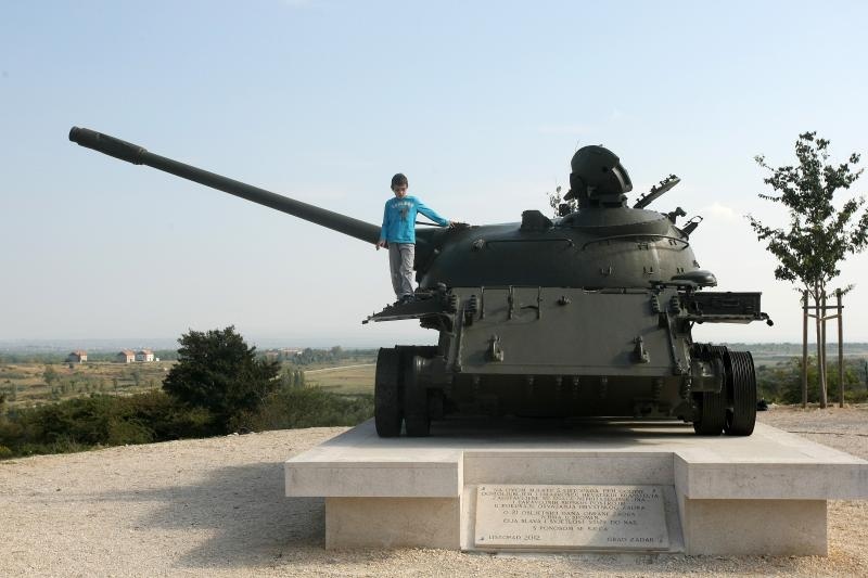 Zadar – U nazocnosti brojnih branitelja, gradskih vlasti, pripadnika HV-a i MUP-a te gradjana Zadra sredisnjom svecanoscu na gradskom predjelu Dracevac obiljezena je 23. obljetnica Dana obrane Grada. Svecanosti je nazocila Kolinda Grabar Kitarovic. Photo: Zadar – U nazocnosti brojnih branitelja, gradskih vlasti, pripadnika HV-a i MUP-a te gradjana Zadra sredisnjom svecanoscu na gradskom predjelu Dracevac obiljezena je 23. obljetnica Dana obrane Grada. Svecanosti je nazocila Kolinda Grabar Kitarovic. Photo: