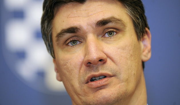 Zagreb, 040412.
Vlada Republike Hrvatske.
Predsjednik Vlade Zoran Milanovic dao izjavu za medije povodom ostavke ministra Zlatka Komadine koju je podnio zbog zdrastvenih razloga.
Na slici: Zoran Milanovic.
Foto: Damir Krajac / CROPIX