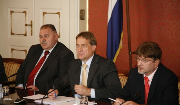 Zagreb,210909.
Sjednica Gospodarsko – socijalnog vijeca u zgradi Vlade. Ivan Suker ministar financija i ministar Bozidar Kalmeta.
Foto: Ranko Suvar / CROPIX