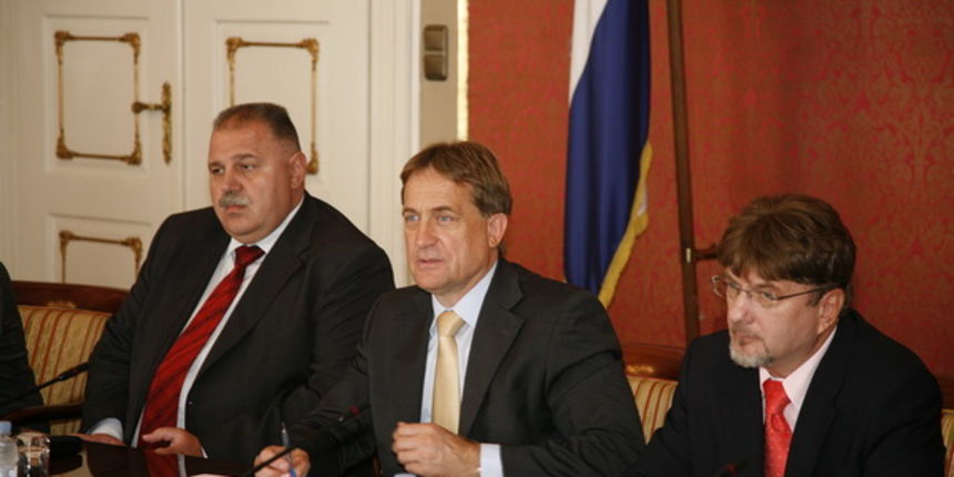 Zagreb,210909.
Sjednica Gospodarsko – socijalnog vijeca u zgradi Vlade. Ivan Suker ministar financija i ministar Bozidar Kalmeta.
Foto: Ranko Suvar / CROPIX