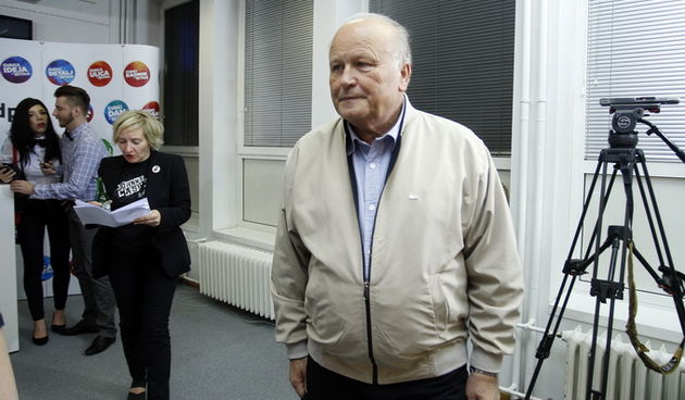 Zagreb, 190513. 
Lokalni izbori 2013.
Sjediste SDP-a, Iblerov trg 9.
Pracenje izbornih rezultata u sredisnjici SDP-a.
Na fotografiji: Slavko Linic.
Foto: Tomislav Kristo / CROPIX