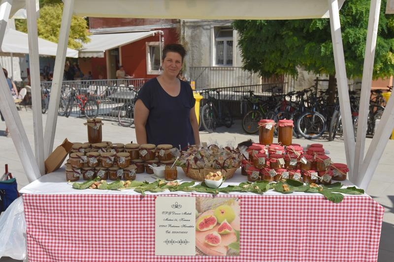 U sklopu 9. Festivala smokve na Trgu pet bunara održava se sajam smokava na kojem proizvođači i prerađivači izlažu i prodaju svoje artikle. Photo: Dino Stanin/PIXSELL U sklopu 9. Festivala smokve na Trgu pet bunara održava se sajam smokava na kojem proizvođači i prerađivači izlažu i prodaju svoje artikle. Photo: Dino Stanin/PIXSELL