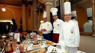 Varazdin, 030212.
U varazdinskom HNK odrzava se 19. Sjajni bal grada Varazdina, koji ugoscuje mnoge poznate uzvanike, od uglednih diplomata, glumaca, gospodarstvenika i politicara.
Pregrst baroknih specijaliteta za ovogodisnji bal spremili su zlatni kuhar Varazdin, 030212.
U varazdinskom HNK odrzava se 19. Sjajni bal grada Varazdina, koji ugoscuje mnoge poznate uzvanike, od uglednih diplomata, glumaca, gospodarstvenika i politicara.
Pregrst baroknih specijaliteta za ovogodisnji bal spremili su zlatni kuhar