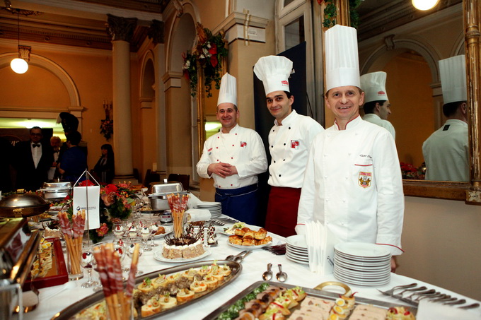 Varazdin, 030212.
U varazdinskom HNK odrzava se 19. Sjajni bal grada Varazdina, koji ugoscuje mnoge poznate uzvanike, od uglednih diplomata, glumaca, gospodarstvenika i politicara.
Pregrst baroknih specijaliteta za ovogodisnji bal spremili su zlatni kuhar Varazdin, 030212.
U varazdinskom HNK odrzava se 19. Sjajni bal grada Varazdina, koji ugoscuje mnoge poznate uzvanike, od uglednih diplomata, glumaca, gospodarstvenika i politicara.
Pregrst baroknih specijaliteta za ovogodisnji bal spremili su zlatni kuhar