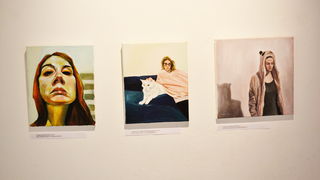 U galeriji Kninskog muzeja otvorena izložba slika “Autoportreti” Marine Ćorić