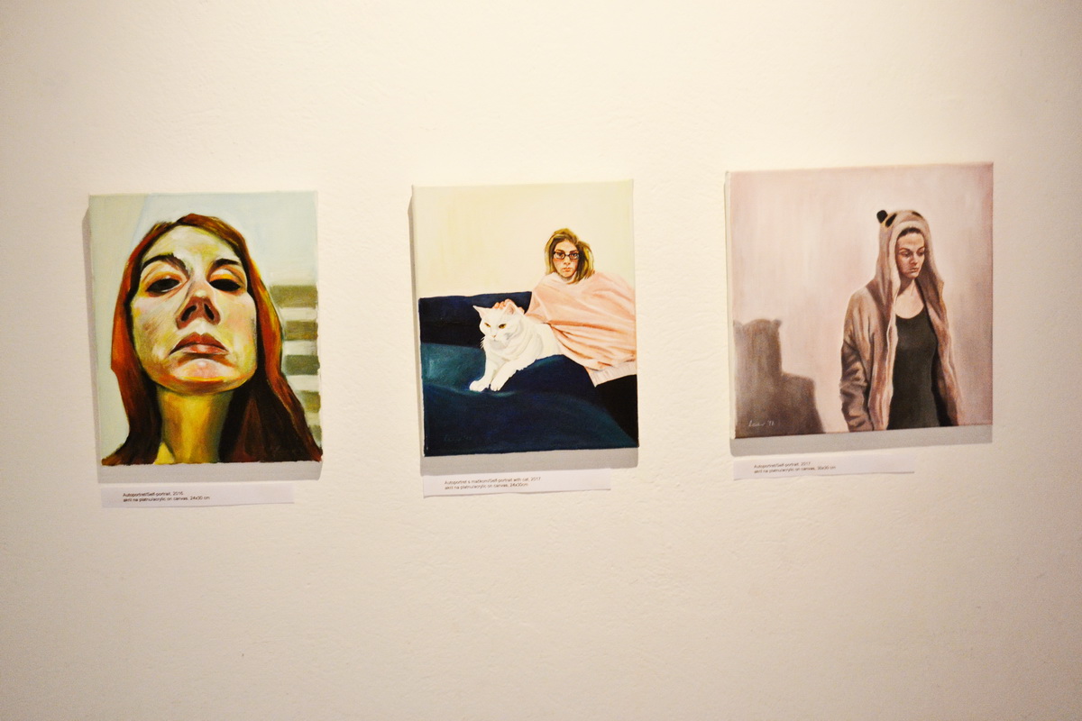 U galeriji Kninskog muzeja otvorena izložba slika “Autoportreti” Marine Ćorić