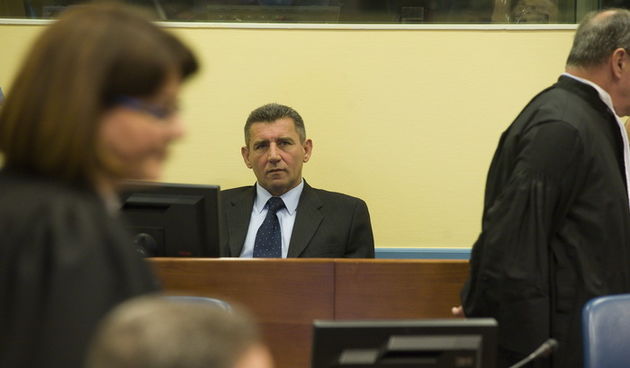 Den Haag, 150411. 
Pred Haaskim sudom, danas je zavrseno sudjenje generalima Anti Gotovini, Ivanu Cermaku i Mladenu Markacu.
Sudsko vijece optuzilo je na 24 godine generala Antu Gotovinu, generala Mladena Markaca na 18, general Ivan Cermak oslobodjen je s