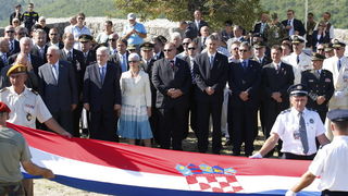 Knin, 050810.
Proslava Dana pobjede i 15. godisnjice akcije Oluja u Kninu. Podizanje zastave.
Na fotografiji: Luka Bebic, Ivo Josipovic, Jadranka Kosor
Foto: Jakov Prkic / Cropix Knin, 050810.
Proslava Dana pobjede i 15. godisnjice akcije Oluja u Kninu. Podizanje zastave.
Na fotografiji: Luka Bebic, Ivo Josipovic, Jadranka Kosor
Foto: Jakov Prkic / Cropix
