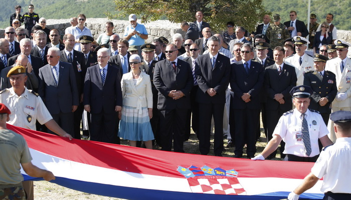 Knin, 050810.
Proslava Dana pobjede i 15. godisnjice akcije Oluja u Kninu. Podizanje zastave.
Na fotografiji: Luka Bebic, Ivo Josipovic, Jadranka Kosor
Foto: Jakov Prkic / Cropix Knin, 050810.
Proslava Dana pobjede i 15. godisnjice akcije Oluja u Kninu. Podizanje zastave.
Na fotografiji: Luka Bebic, Ivo Josipovic, Jadranka Kosor
Foto: Jakov Prkic / Cropix