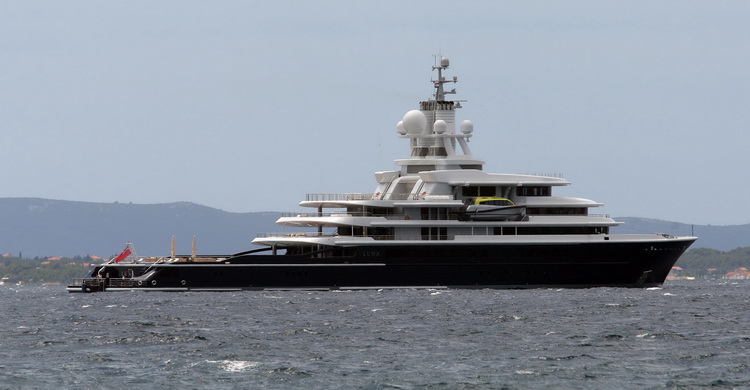 Zadar, 240711.
Luksuzna 115 – metarska jahta Luna Romana Abramovica usidrena ispred zadarskog predjela Diklo.
Foto: Vladimir Ivanov / CROPIX Zadar, 240711.
Luksuzna 115 – metarska jahta Luna Romana Abramovica usidrena ispred zadarskog predjela Diklo.
Foto: Vladimir Ivanov / CROPIX