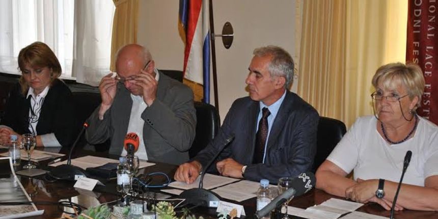 U hotelu Meridijan, u sklopu 5. međunarodnog festivala paške čipke održan je okrugli stol na temu: Paška čipka – jučer, danas i sutra U hotelu Meridijan, u sklopu 5. međunarodnog festivala paške čipke održan je okrugli stol na temu: Paška čipka – jučer, danas i sutra