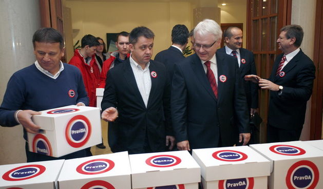 Zagreb, 161109. 
Predsjednicki kandidat Ivo Josipovic predao je potpise za predsjednicku kandidaturu Drzavnom izbornom povjerenstvu.
Foto: Ranko Suvar / CROPIX