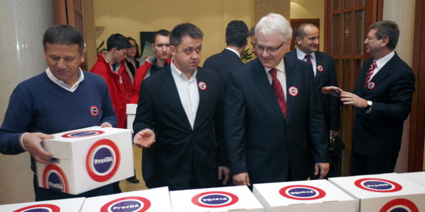 Zagreb, 161109.
Predsjednicki kandidat Ivo Josipovic predao je potpise za predsjednicku kandidaturu Drzavnom izbornom povjerenstvu.
Foto: Ranko Suvar / CROPIX Zagreb, 161109.
Predsjednicki kandidat Ivo Josipovic predao je potpise za predsjednicku kandidaturu Drzavnom izbornom povjerenstvu.
Foto: Ranko Suvar / CROPIX