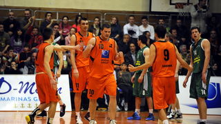 Sibenik ,170213.
Dvorana Baldekin 
Derbi utakmica izmedju GKK Sibenik i Sonik Puntamika Zadar za prvaka A2 Hrvatske kosarkaske lige Jug.
Na slici: slavlje nakon pobjede Sibenika.
Foto: Niksa Stipanicev / CROPIX