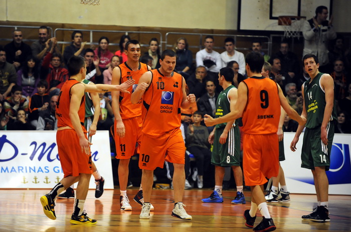 Sibenik ,170213.
Dvorana Baldekin 
Derbi utakmica izmedju GKK Sibenik i Sonik Puntamika Zadar za prvaka A2 Hrvatske kosarkaske lige Jug.
Na slici: slavlje nakon pobjede Sibenika.
Foto: Niksa Stipanicev / CROPIX