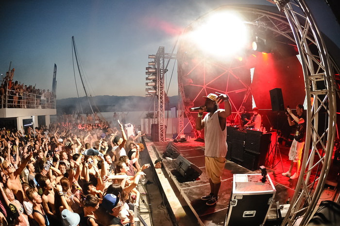 Zrce, 020712,
Nocni zivot na plazi Zrce.
Hideout Festival, do sada bio najposjeceniji dan , s oko otprilike 5000 posjetitelja samo u Aquariusu. Kao zvijezda veceri nastupio je Skrillex , a osim njega nastupali su Skream and Benga, Chase and Status, Sub Fo Zrce, 020712,
Nocni zivot na plazi Zrce.
Hideout Festival, do sada bio najposjeceniji dan , s oko otprilike 5000 posjetitelja samo u Aquariusu. Kao zvijezda veceri nastupio je Skrillex , a osim njega nastupali su Skream and Benga, Chase and Status, Sub Fo