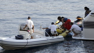 Dubrovnik, 180809.
Jedna od najpopularnijih svjetskih pjevacica Beyonce Knowles u pratnji supruga, americkog repera i producenta Jay-Z-a odmara se na luksuznoj jahti Va bene usidrenoj ispred dubrovackog hotela Argentina.
Na fotografiji: prelazi s jahte na Dubrovnik, 180809.
Jedna od najpopularnijih svjetskih pjevacica Beyonce Knowles u pratnji supruga, americkog repera i producenta Jay-Z-a odmara se na luksuznoj jahti Va bene usidrenoj ispred dubrovackog hotela Argentina.
Na fotografiji: prelazi s jahte na