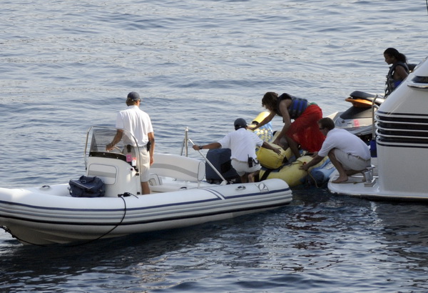 Dubrovnik, 180809.
Jedna od najpopularnijih svjetskih pjevacica Beyonce Knowles u pratnji supruga, americkog repera i producenta Jay-Z-a odmara se na luksuznoj jahti Va bene usidrenoj ispred dubrovackog hotela Argentina.
Na fotografiji: prelazi s jahte na Dubrovnik, 180809.
Jedna od najpopularnijih svjetskih pjevacica Beyonce Knowles u pratnji supruga, americkog repera i producenta Jay-Z-a odmara se na luksuznoj jahti Va bene usidrenoj ispred dubrovackog hotela Argentina.
Na fotografiji: prelazi s jahte na