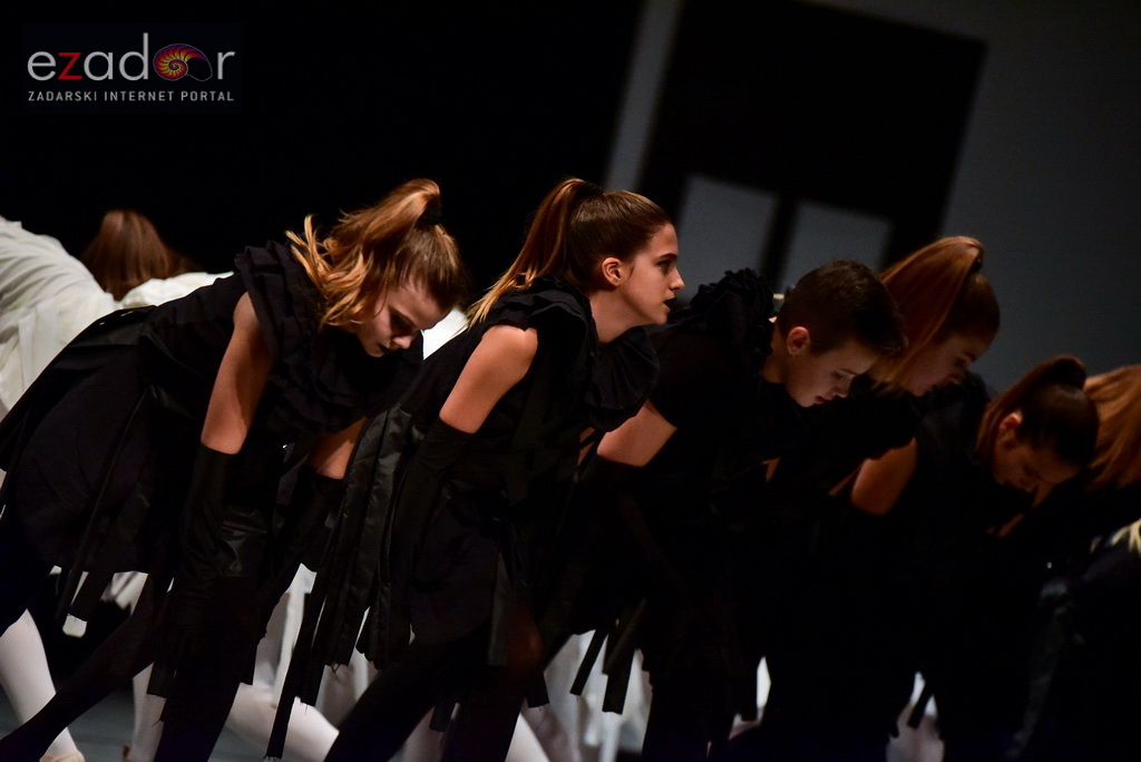Predstava “Odgojoj” Plesne udruge Gesta u HNK Zadar