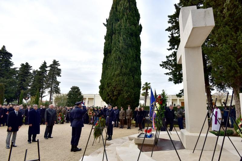 Svecanim postrojavanjem i mimohodom kroz grad postrojbi sudionica obiljezena je 22. obljetnica vojno-redarstvene akcije Maslenica. Photo: Dino Stanin/PIXSELL Svecanim postrojavanjem i mimohodom kroz grad postrojbi sudionica obiljezena je 22. obljetnica vojno-redarstvene akcije Maslenica. Photo: Dino Stanin/PIXSELL
