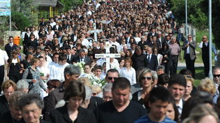 Povljana, 270410.
Vise tisuca Pazana i zitelja Zadarske i Licko – senjske zupanije okupilo se u Povljani na posljednjem ispracaju Martini Skodi (19), Anti Pogorilicu (21) i Marinu Orlicu (24) koji su tragicno izgubili zivot u prometnoj nesreci u nedjelju Povljana, 270410.
Vise tisuca Pazana i zitelja Zadarske i Licko – senjske zupanije okupilo se u Povljani na posljednjem ispracaju Martini Skodi (19), Anti Pogorilicu (21) i Marinu Orlicu (24) koji su tragicno izgubili zivot u prometnoj nesreci u nedjelju