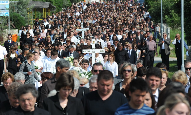 Povljana, 270410.
Vise tisuca Pazana i zitelja Zadarske i Licko – senjske zupanije okupilo se u Povljani na posljednjem ispracaju Martini Skodi (19), Anti Pogorilicu (21) i Marinu Orlicu (24) koji su tragicno izgubili zivot u prometnoj nesreci u nedjelju Povljana, 270410.
Vise tisuca Pazana i zitelja Zadarske i Licko – senjske zupanije okupilo se u Povljani na posljednjem ispracaju Martini Skodi (19), Anti Pogorilicu (21) i Marinu Orlicu (24) koji su tragicno izgubili zivot u prometnoj nesreci u nedjelju