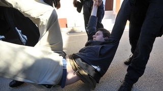 Zadar, 081112
Unatoc brojnim prosvjedima danas oko je oko 10h iz stana u zadarskoj cetvrti Arbanasi delozirana obitelj Vukic. Ulaz su svojim tijelima blokirali clanovi obitelji te njihovi prijatelji koje je policija bez otpora za ruke i noge odnijela u po Zadar, 081112
Unatoc brojnim prosvjedima danas oko je oko 10h iz stana u zadarskoj cetvrti Arbanasi delozirana obitelj Vukic. Ulaz su svojim tijelima blokirali clanovi obitelji te njihovi prijatelji koje je policija bez otpora za ruke i noge odnijela u po