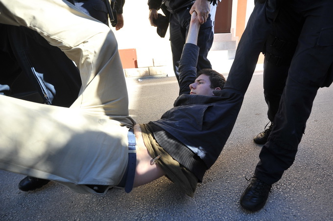 Zadar, 081112
Unatoc brojnim prosvjedima danas oko je oko 10h iz stana u zadarskoj cetvrti Arbanasi delozirana obitelj Vukic. Ulaz su svojim tijelima blokirali clanovi obitelji te njihovi prijatelji koje je policija bez otpora za ruke i noge odnijela u po Zadar, 081112
Unatoc brojnim prosvjedima danas oko je oko 10h iz stana u zadarskoj cetvrti Arbanasi delozirana obitelj Vukic. Ulaz su svojim tijelima blokirali clanovi obitelji te njihovi prijatelji koje je policija bez otpora za ruke i noge odnijela u po