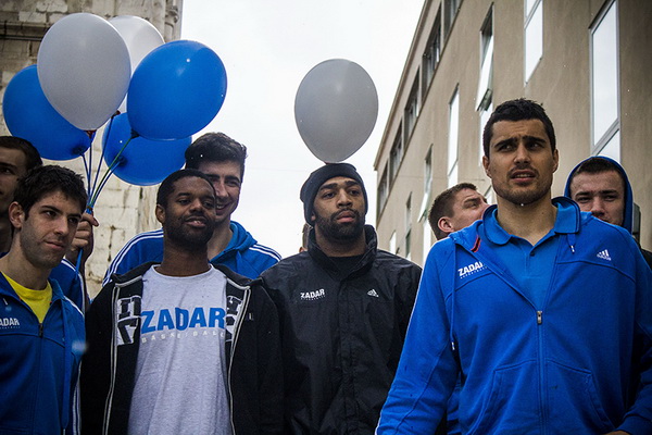 Druženje s košarkašima Zadra u Caffe baru Forum, Foto: Mia Čop Druženje s košarkašima Zadra u Caffe baru Forum, Foto: Mia Čop