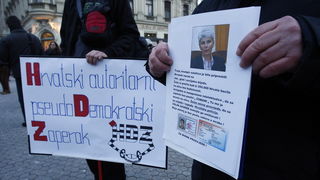 Zagreb, 040311.
Peti po redu, protuvladin prosvjed tzv. facebook grupe zapocinje veceras na Cvjetnom trgu.
Na fotografiji: transparenti.
Foto: Davor Pongracic / CROPIX Zagreb, 040311.
Peti po redu, protuvladin prosvjed tzv. facebook grupe zapocinje veceras na Cvjetnom trgu.
Na fotografiji: transparenti.
Foto: Davor Pongracic / CROPIX