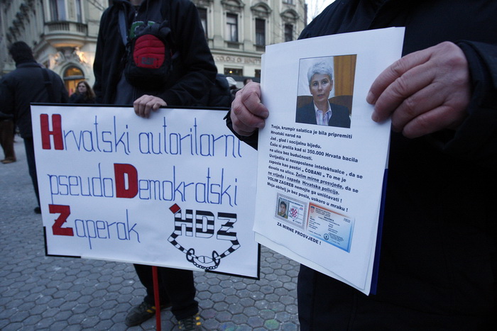 Zagreb, 040311.
Peti po redu, protuvladin prosvjed tzv. facebook grupe zapocinje veceras na Cvjetnom trgu.
Na fotografiji: transparenti.
Foto: Davor Pongracic / CROPIX Zagreb, 040311.
Peti po redu, protuvladin prosvjed tzv. facebook grupe zapocinje veceras na Cvjetnom trgu.
Na fotografiji: transparenti.
Foto: Davor Pongracic / CROPIX