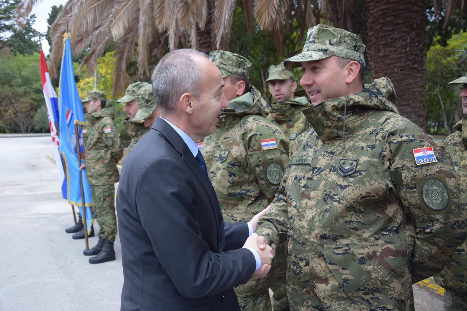 Ministar Krstičević posjetio eskadrilu transportnih helikoptera Ministar Krstičević posjetio eskadrilu transportnih helikoptera