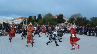 HGD Sv. Cecilija izvelo korčulanski viteški ples “Moreška” na Pozdravu suncu