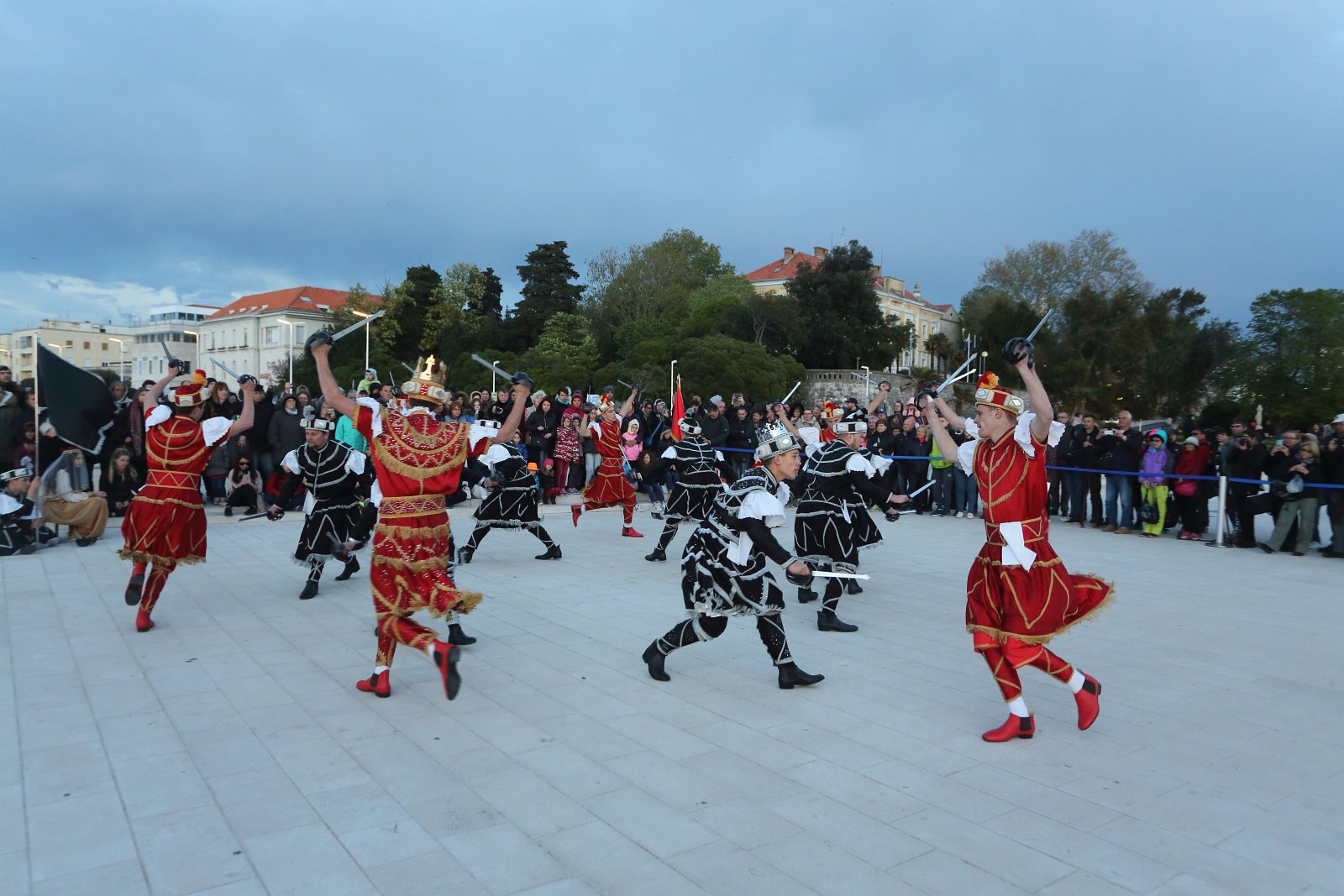 HGD Sv. Cecilija izvelo korčulanski viteški ples “Moreška” na Pozdravu suncu