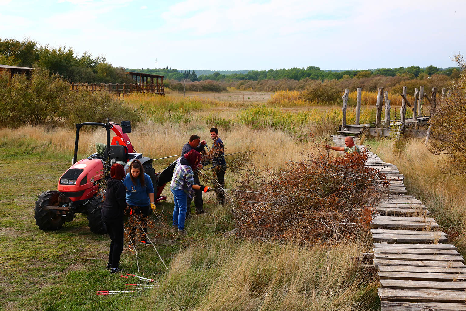 Na Vranskom jezeru održana akcija krčenja vegetacije Na Vranskom jezeru održana akcija krčenja vegetacije