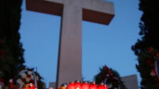 Na Gradskom groblju gradjani se prisjecaju svojih najbliznjih koji vise nisu s njima, a na centralnom dijelu zapaljene su svijece za sve stradale u Domovinskom ratu. Photo: Filip Brala/PIXSELL Na Gradskom groblju gradjani se prisjecaju svojih najbliznjih koji vise nisu s njima, a na centralnom dijelu zapaljene su svijece za sve stradale u Domovinskom ratu. Photo: Filip Brala/PIXSELL