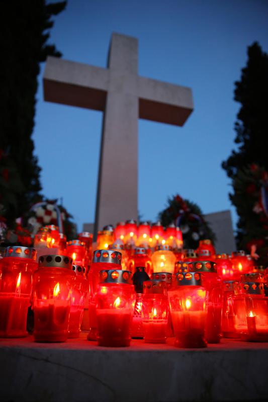 Na Gradskom groblju gradjani se prisjecaju svojih najbliznjih koji vise nisu s njima, a na centralnom dijelu zapaljene su svijece za sve stradale u Domovinskom ratu. Photo: Filip Brala/PIXSELL Na Gradskom groblju gradjani se prisjecaju svojih najbliznjih koji vise nisu s njima, a na centralnom dijelu zapaljene su svijece za sve stradale u Domovinskom ratu. Photo: Filip Brala/PIXSELL