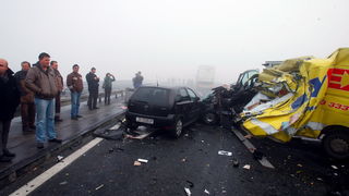 Zagreb, 161111.
Zagrebacka obilaznica, smjer istok, na mostu prije cvora Ivanja Reka, u jutrosnjoj magli oko 7 i 30 sati , sudarilo se dvadesetak automobila, a ozlijedjeno je vise osoba.
Foto: Goran Mehkek / Cropix