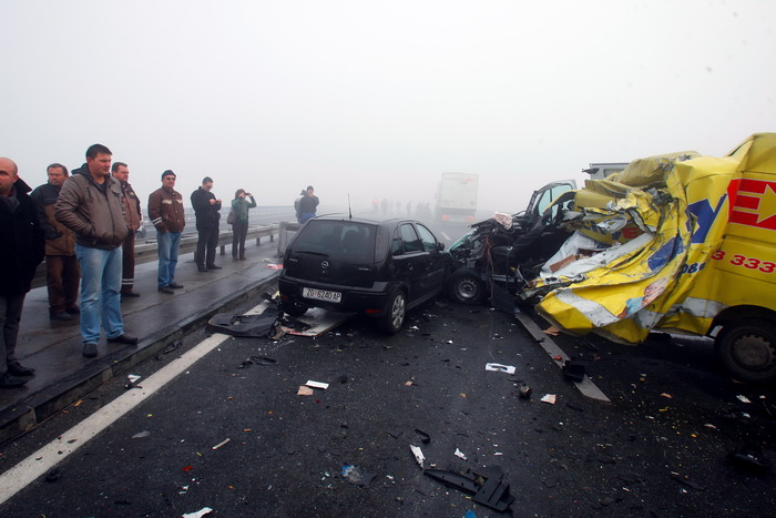 Zagreb, 161111.
Zagrebacka obilaznica, smjer istok, na mostu prije cvora Ivanja Reka, u jutrosnjoj magli oko 7 i 30 sati , sudarilo se dvadesetak automobila, a ozlijedjeno je vise osoba.
Foto: Goran Mehkek / Cropix