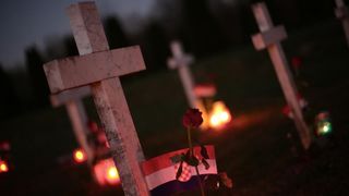 Vukovar: Lampioni osvjetljavaju 938 bijelih križeva na Memorijalnom groblju. Foto: Grgur Žućko/PIXSELL Vukovar: Lampioni osvjetljavaju 938 bijelih križeva na Memorijalnom groblju. Foto: Grgur Žućko/PIXSELL