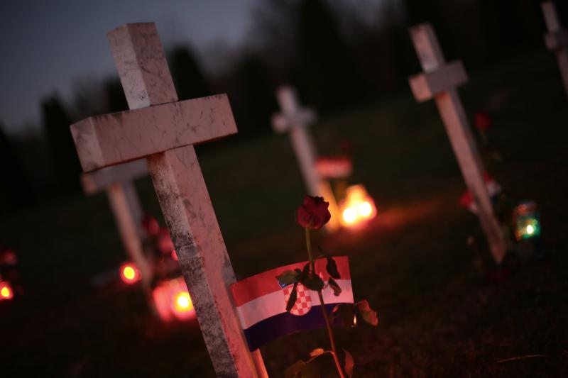 Vukovar: Lampioni osvjetljavaju 938 bijelih križeva na Memorijalnom groblju. Foto: Grgur Žućko/PIXSELL Vukovar: Lampioni osvjetljavaju 938 bijelih križeva na Memorijalnom groblju. Foto: Grgur Žućko/PIXSELL