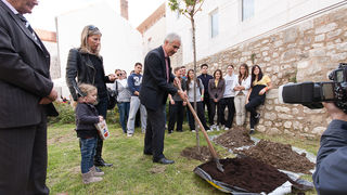 Župan Stipe Zrilić posadio trešnju u dvorištu nove zgrade KLZ-a, foto: Darko Belančić Župan Stipe Zrilić posadio trešnju u dvorištu nove zgrade KLZ-a, foto: Darko Belančić