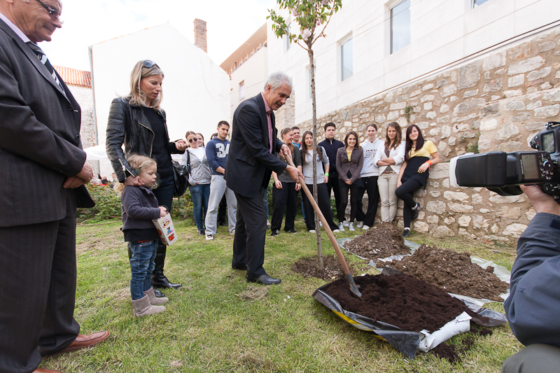 Župan Stipe Zrilić posadio trešnju u dvorištu nove zgrade KLZ-a, foto: Darko Belančić Župan Stipe Zrilić posadio trešnju u dvorištu nove zgrade KLZ-a, foto: Darko Belančić