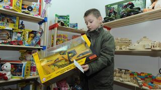 05.02.2014., Knin – Po prvi puta je u gradu otvorena je besplatna knjiznica djecjih igracaka. Projekt su osmislile clanice Ekoudruga Krka-Knin na celu sa Ingom Kukolj i Marijom Ujakovic. Jedini uvjet za uclanjenje u knjiznicu je da djeca donesu neku svo