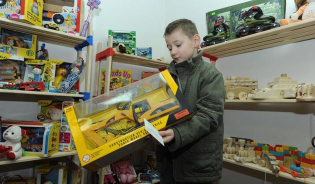 05.02.2014., Knin – Po prvi puta je u gradu otvorena je besplatna knjiznica djecjih igracaka. Projekt su osmislile clanice Ekoudruga Krka-Knin na celu sa Ingom Kukolj i Marijom Ujakovic. Jedini uvjet za uclanjenje u knjiznicu je da djeca donesu neku svo