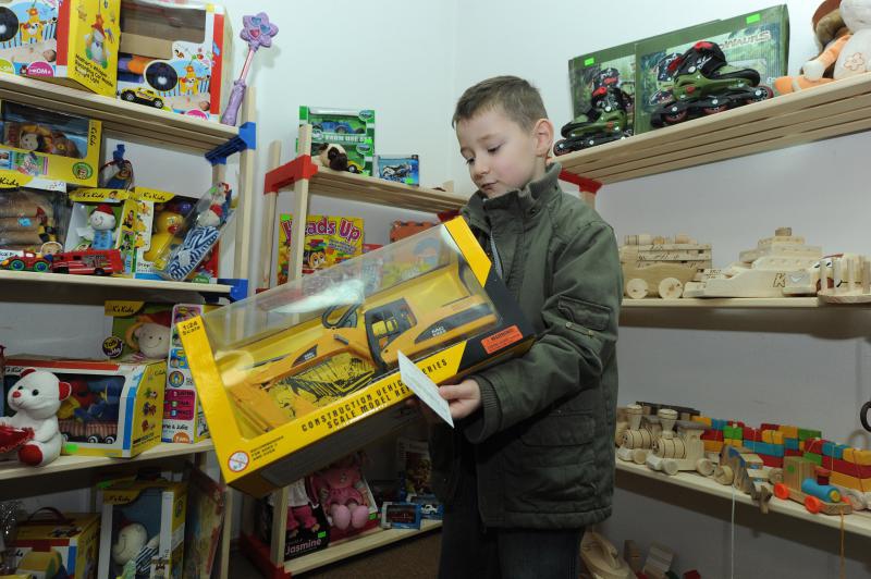 05.02.2014., Knin – Po prvi puta je u gradu otvorena je besplatna knjiznica djecjih igracaka. Projekt su osmislile clanice Ekoudruga Krka-Knin na celu sa Ingom Kukolj i Marijom Ujakovic. Jedini uvjet za uclanjenje u knjiznicu je da djeca donesu neku svo