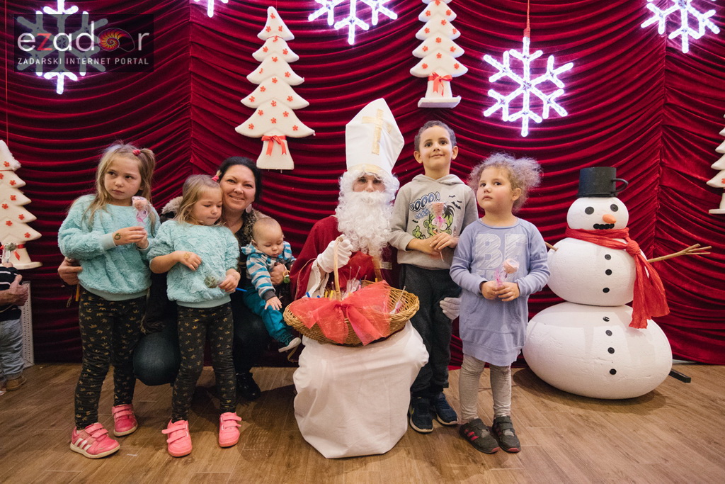 Sveti Nikola posjetio Supernova centar i razveselio mališane